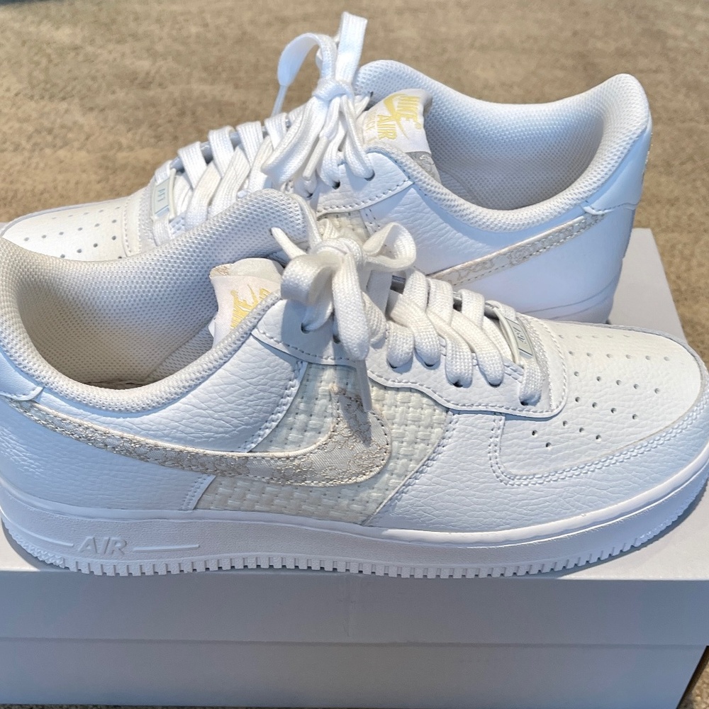 🪷Nike Air Force 1 ‘07 SE Sneakers - NWT - Size 9🪷 - Picture 3 of 8
